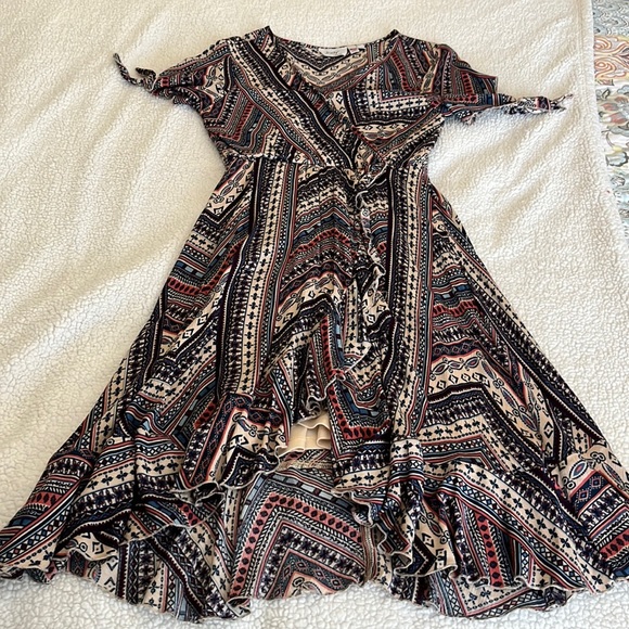 Dresses & Skirts - Cute dress with eyelet sleeves